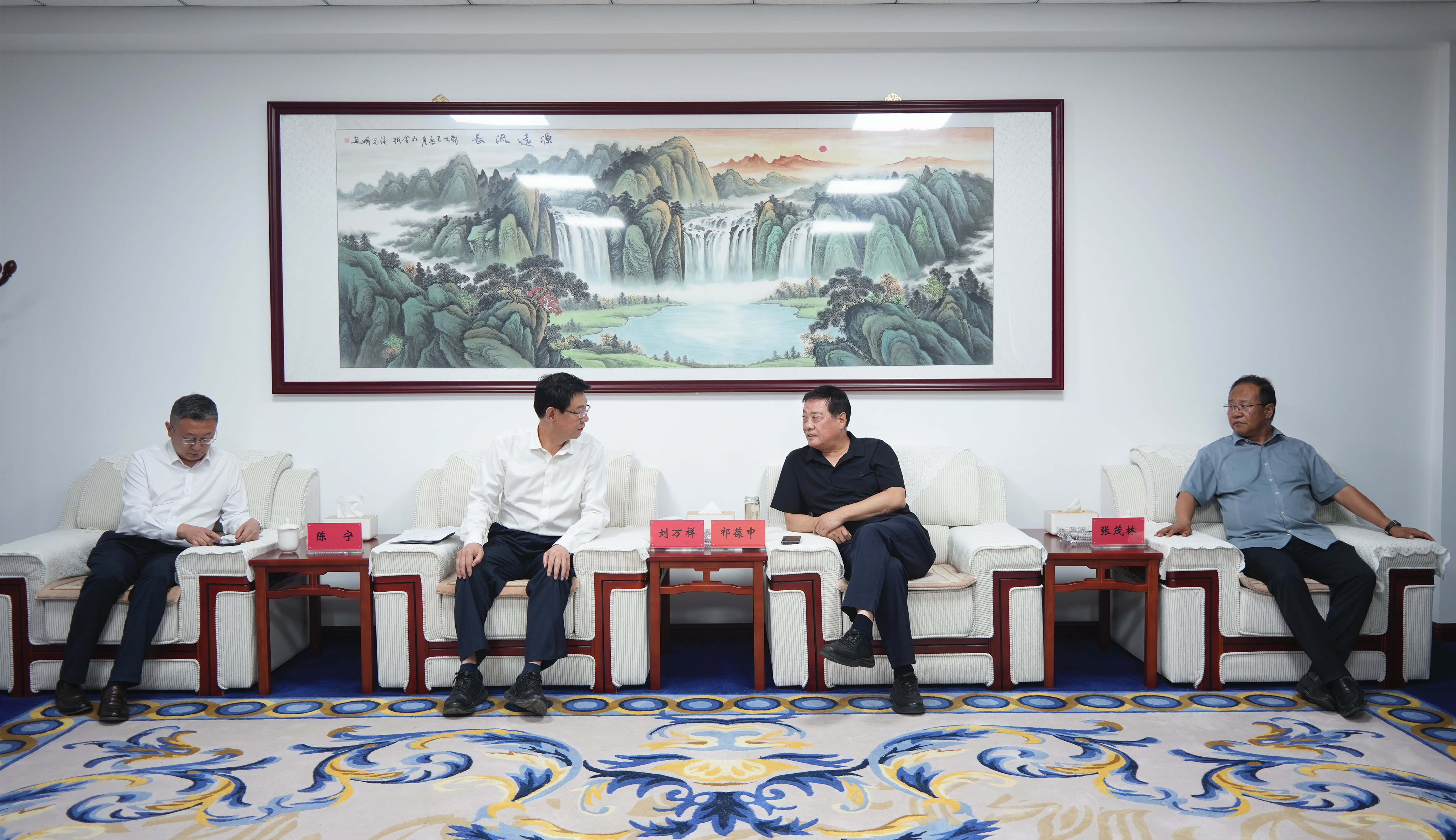 甘肃九洲国际党委书记、董事长刘万祥一行赴景泰川电力提灌水资源使用中心座谈交流